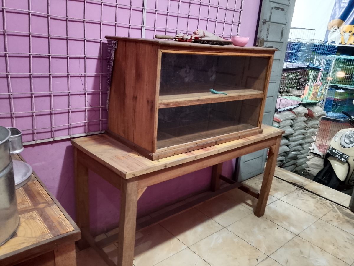Meja Dan Etalase Kayu Kampas
