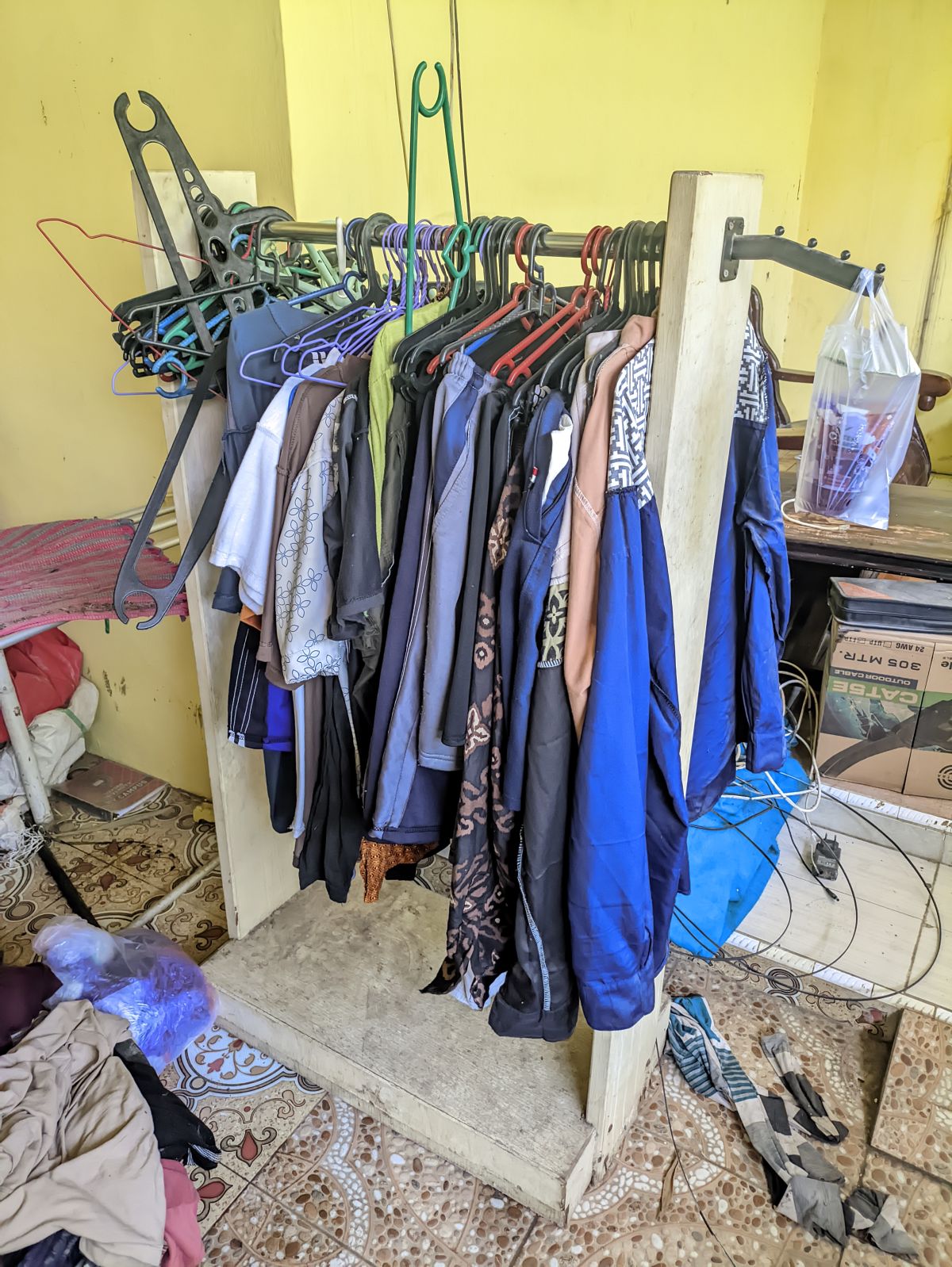 Gantungan Baju Bahan Multiplek