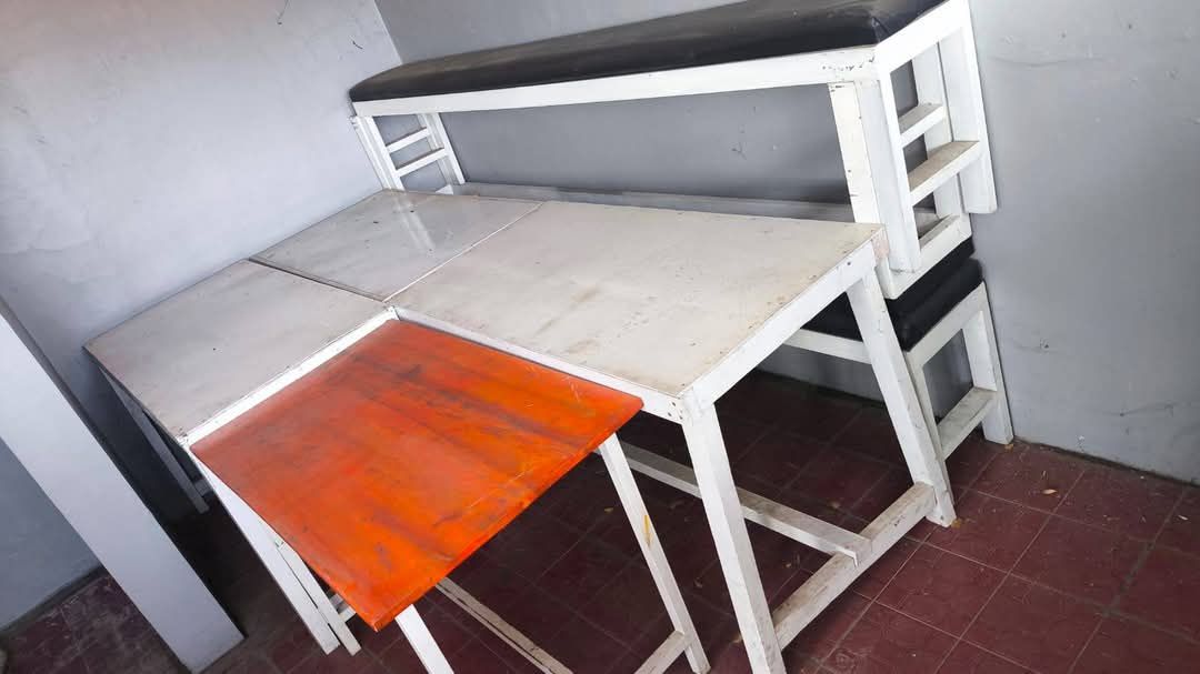 Perabotan gelas, piring, meja & kursi