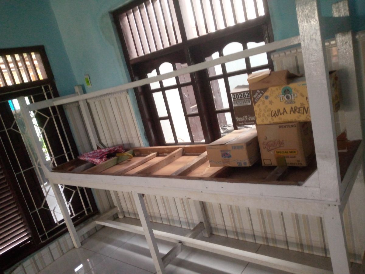 Perabotan gelas, piring, meja & kursi