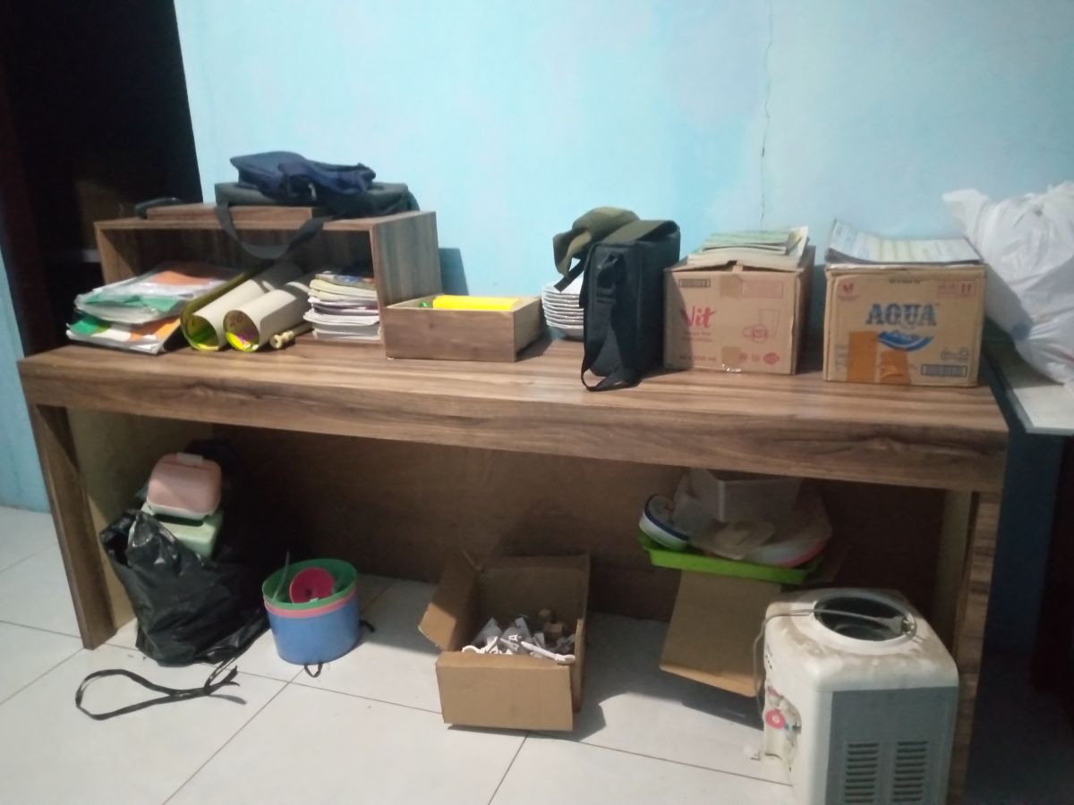 Perabotan gelas, piring, meja & kursi