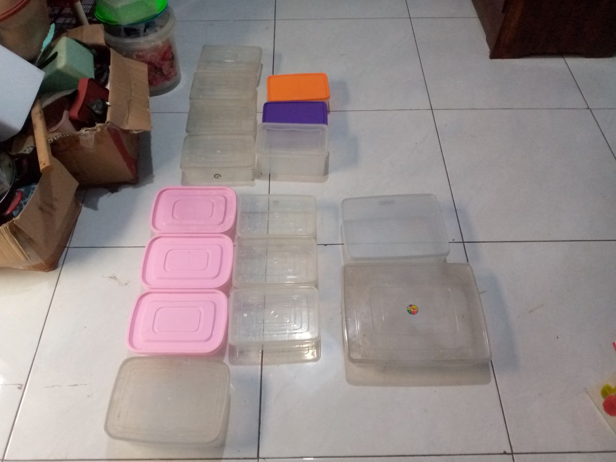 Perabotan gelas, piring, meja & kursi