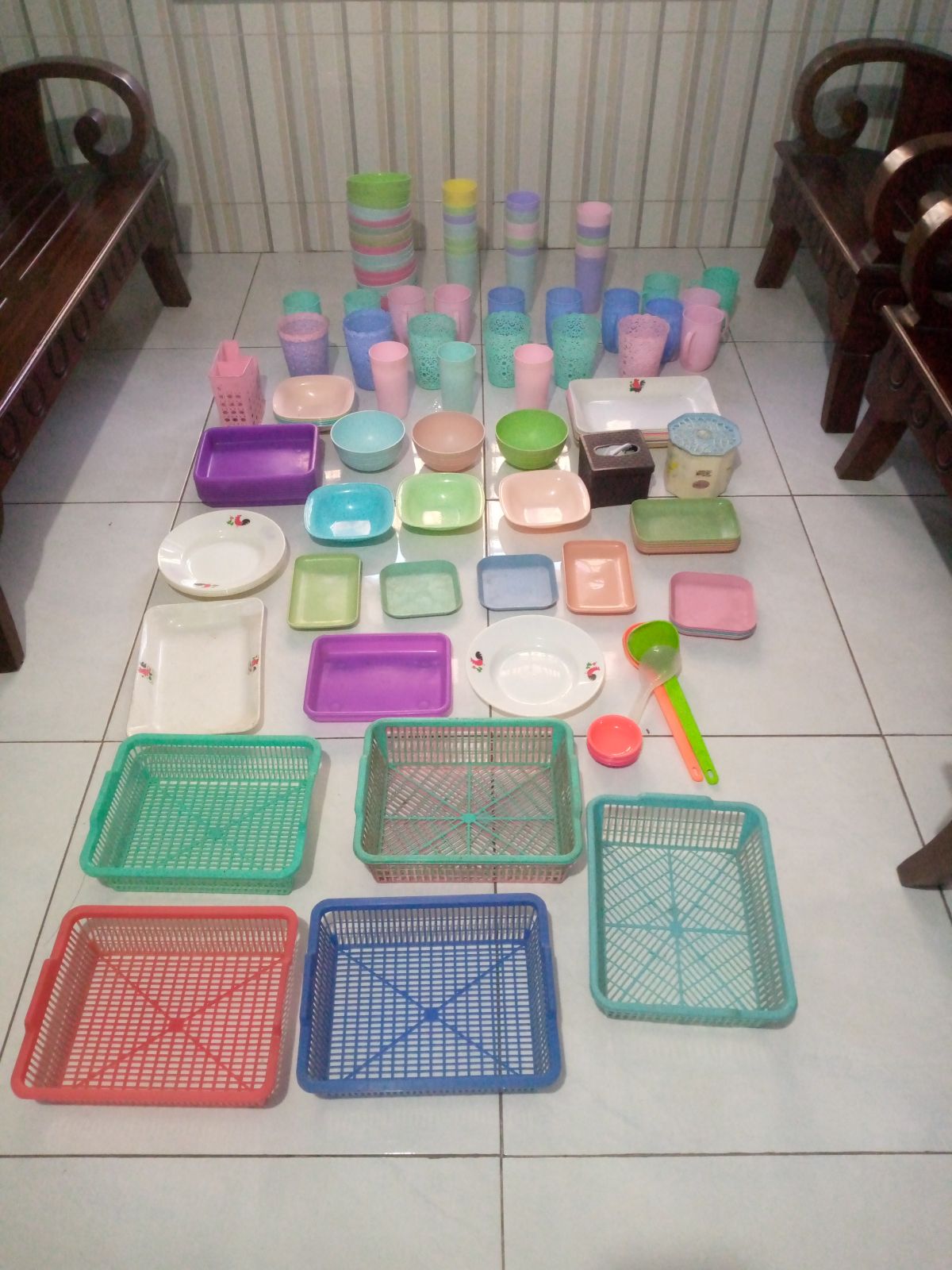 Perabotan gelas, piring, meja & kursi