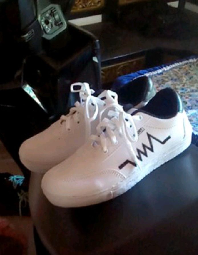 Sepatu sneakers