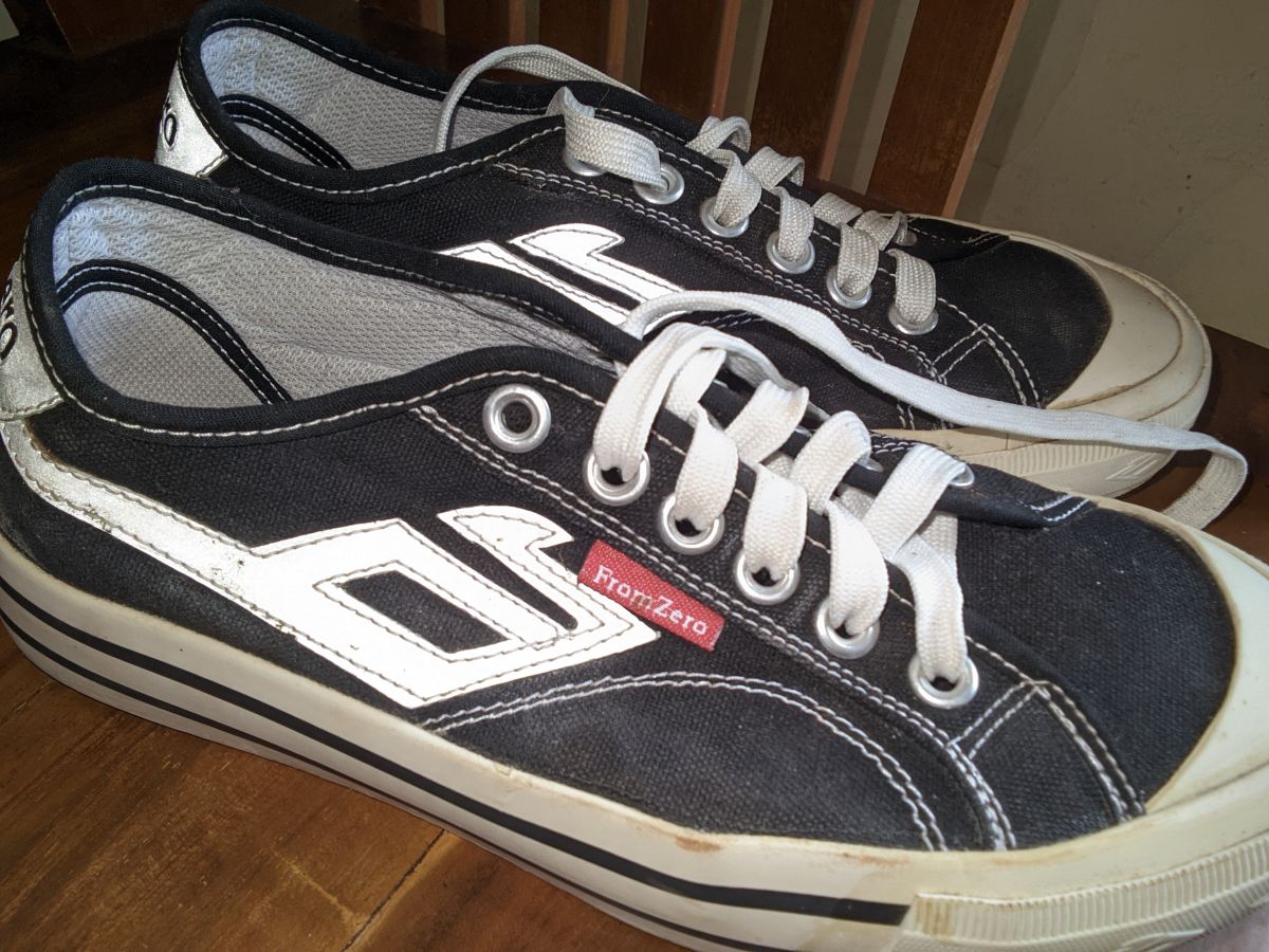 Sepatu Frozero